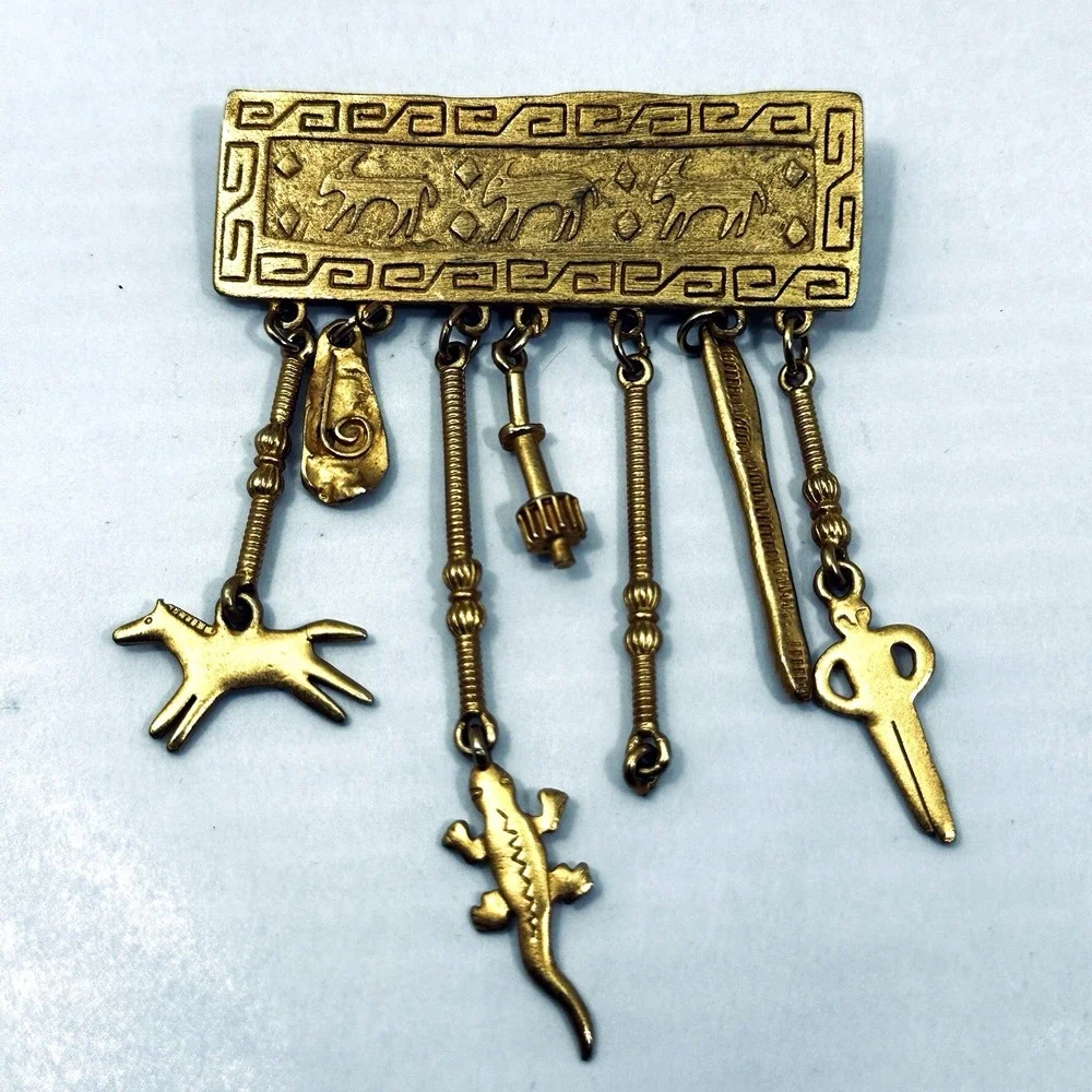JJ‎ 1988 Southwest Style Dangle Brooch Lizard Dog Key Gold Tone Pin VTG